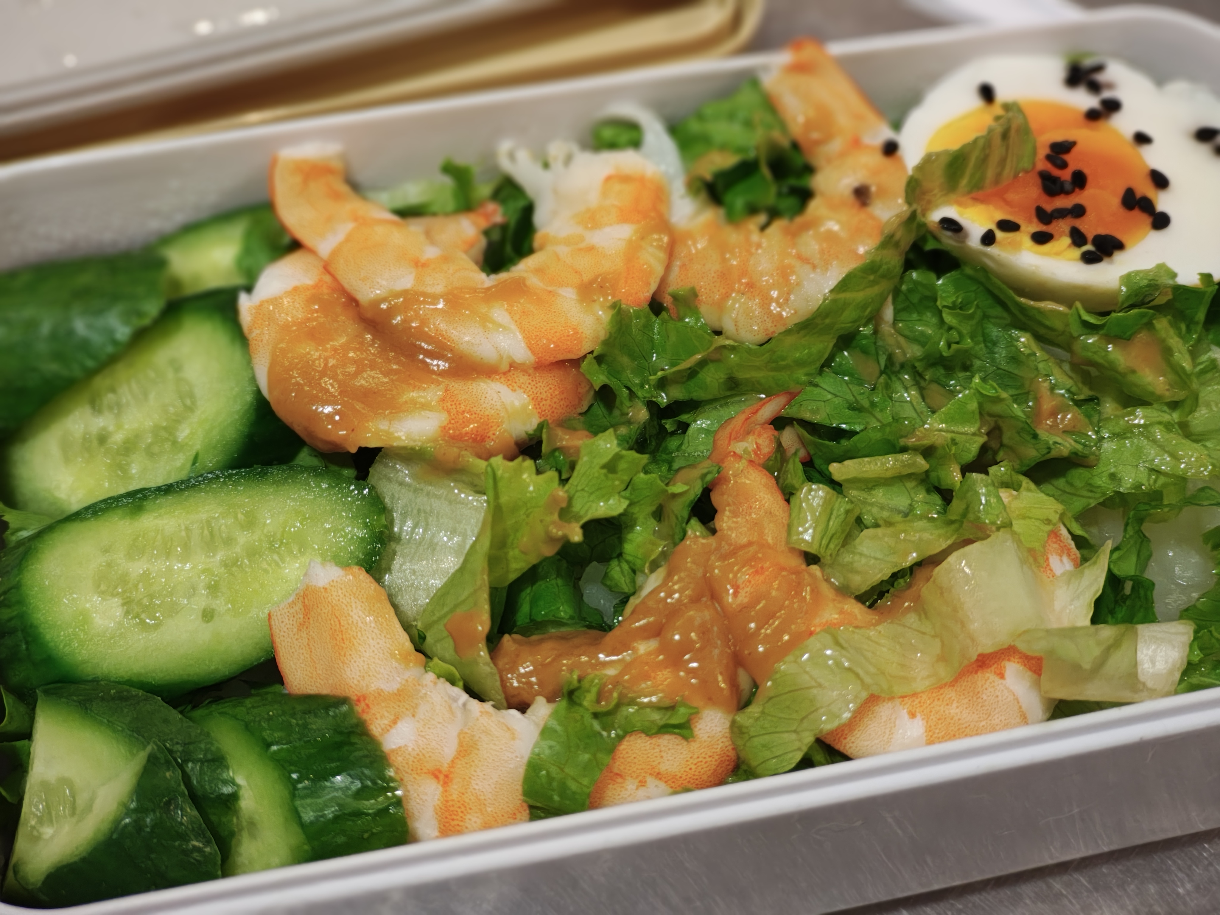 没有卷起来的脍卷,放了水煮蛋、黄瓜片、虾和越南粉